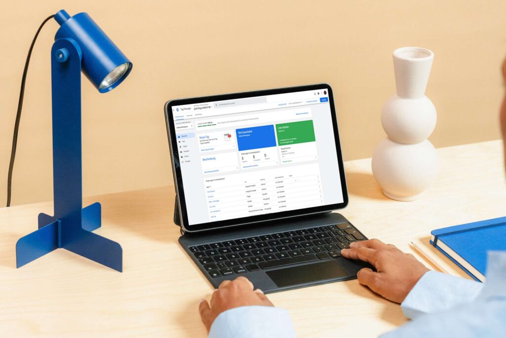 Eine Person arbeitet an einem Laptop mit Datenanalyse-Software.